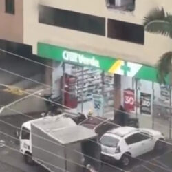 Video: carro cayó del tercer piso de un edificio en Manizales, una mujer resultó lesionada