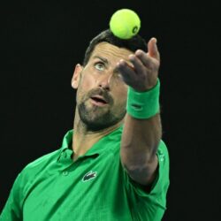 Djokovic avanzó con comodidad en el Australian Open y aseguró otro récord histórico